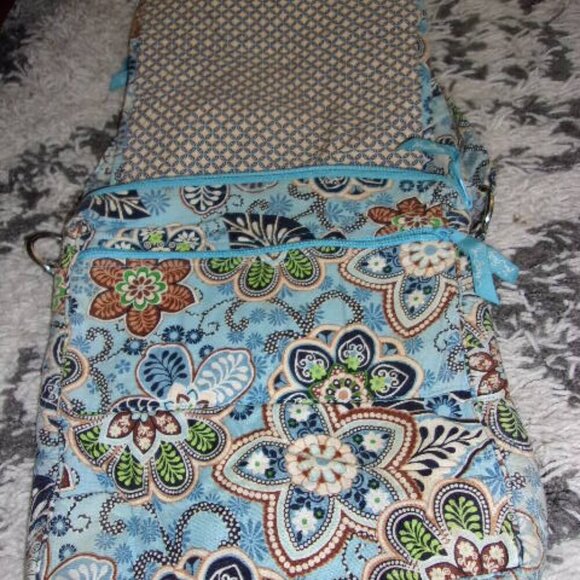 Vera Bradley Handbags - Vera Bradley crossbody purse